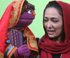 الدمية زاري الافغانية تنضم الي برنامج شارع سمسم في تاريخه شاهد ذلك