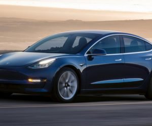 تيسلا تحتفل بتسليم أول 30 سيارة من موديل 3 للعملاء بمدى 500 كم ببطارية مكتملة الشحن