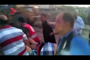 حادث قطار اسكندرية انهيار مواطن بعد علمه بوفاة زوجته وابنته في حادث قطار الإسكندرية