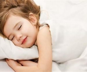 طفلك ينام في الفصل تعرفي علي الأسباب والحلول للحفاظ علي صحة طفلك