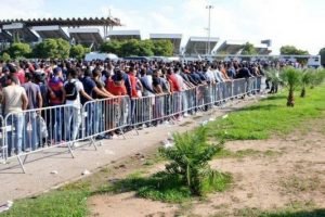 عاجل بالصور.. اشتباكات قوية بين قوات الأمن وجماهير الترجي التونسي منذ قليل بسبب مباراة الأهلي