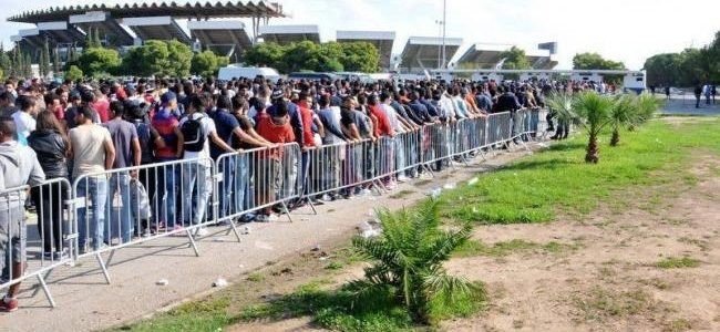 عاجل بالصور.. اشتباكات قوية بين قوات الأمن وجماهير الترجي التونسي منذ قليل بسبب مباراة الأهلي